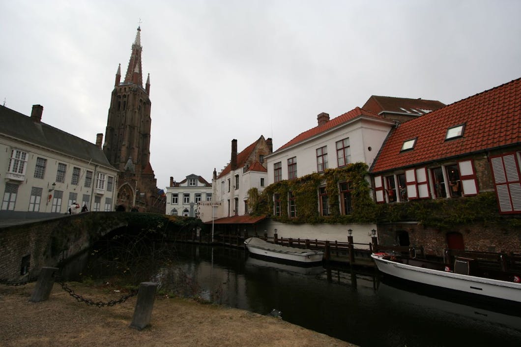 canal near onze lieve vrowekerk