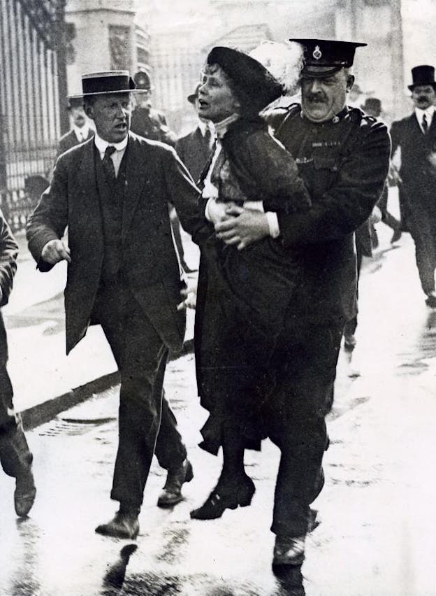Arrestatie Emmeline Pankhurst / Emmeline Pankhurst being arrested