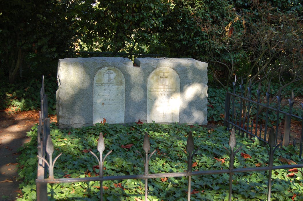McLoughlin Graves