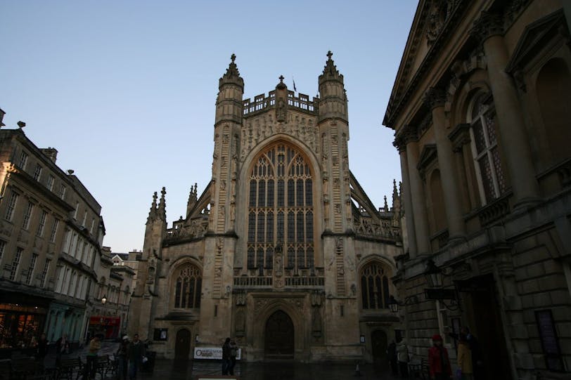 bath abbey at dusk