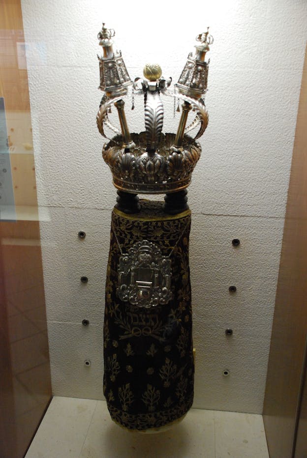 Torah Cover and Crown in Museo Sefardí