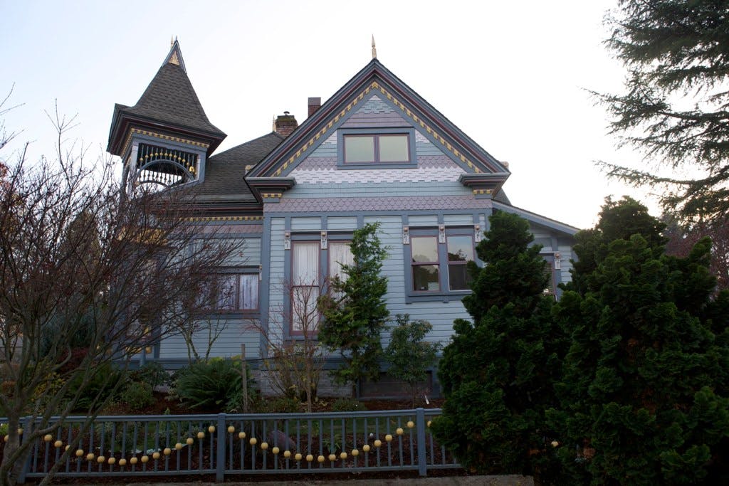 C'est La Vie Inn, Eugene